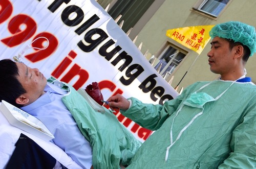 Nachstellung einer Organraubszene auf einer Kundgebung in Wien. Foto: privat