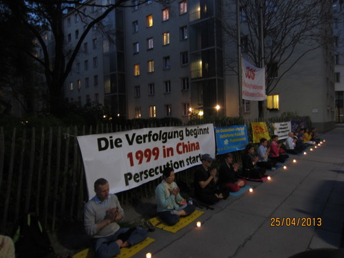 Falun Dafa-Praktizierende versammeln sich seit 13 Jahren wöchentlich zur Lichterkette vor der chinesischen Botschaft in Wien. Foto: privat