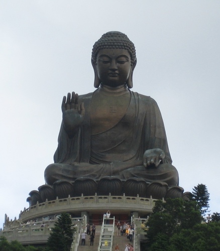 Eine grosse Buddhastatue auf der Insel Lantau in Hongkong