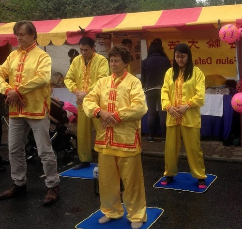 Einige Praktizierende führten die Falun Gong-Übungen vor. 