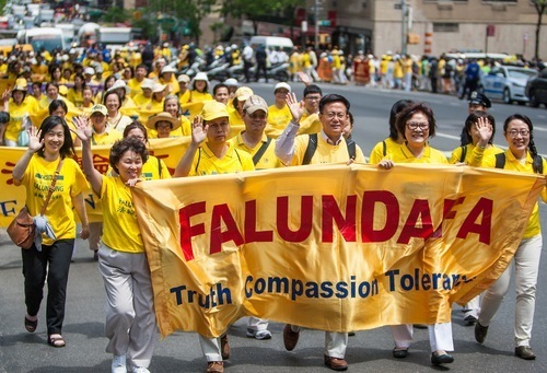 8.000 Praktizierende ziehen in einer prächtigen Parade durch New York