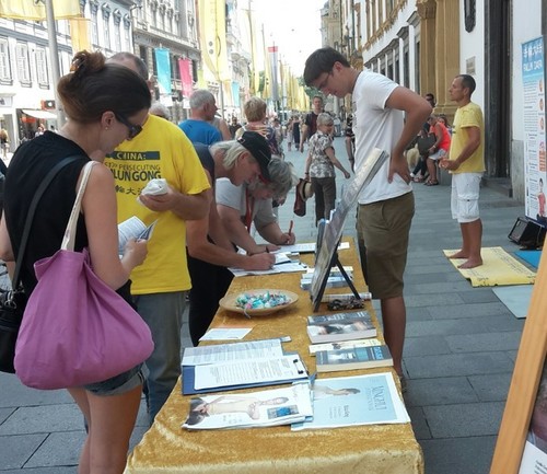 Beim Landhaus in Graz: Unterschriften für die Petition gegen Organraub. Falun Gong-Übungen: ein fixer Bestandteil unserer Infotage