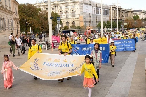 Transparente in vielen Sprachen, Falun Gong praktizierende Familien 