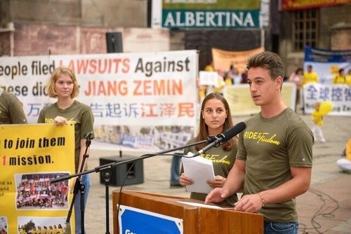 Bei der Kundgebung berichteten zwei österreichische Geschwister, die an „Ride2Freedom“ teilgenommen hatten. 