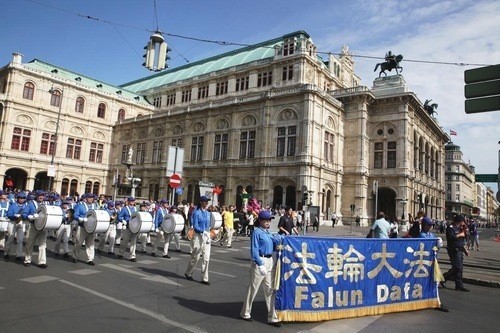 „Freude schöner Götter Funken“ und Falun Dafa-Melodien auf dem Weg durch die Wiener Innenstadt