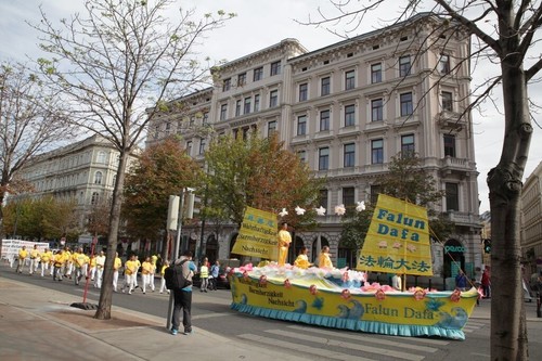 Die Falun Dafa-Übungen wurden auch auf diesem prächtigen Boot gezeigt. 