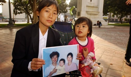 2002: Dai Zhishen, Witwe eines Folteropfers, reiste mit ihrer Tochter um die Welt – im Interview mit der GfbV konnte sie von der Verfolgung in China berichten.