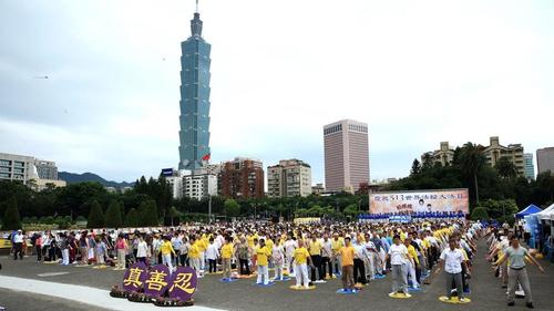 Über 1000 Falun Gong-Praktizierende bei der gemeinsamen Gruppenübung vor der Nationalen Dr. Sun Yat-sen Gedenkhalle