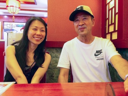 Danielle Wang mit ihrem Vater Zhiwen Wang in China.Foto: Zur Verfügung gestellt von Danielle Wang