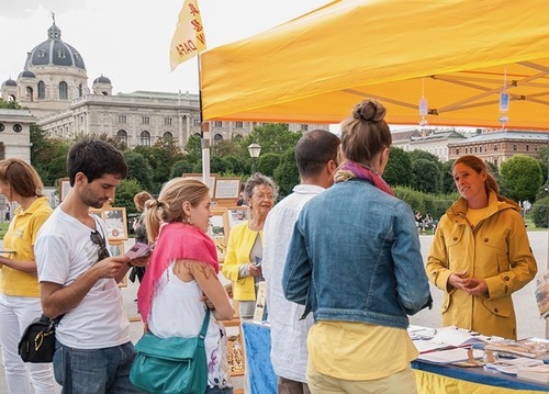 Wiener Heldenplatz: Interessierte werden über Falun Gong informiert.