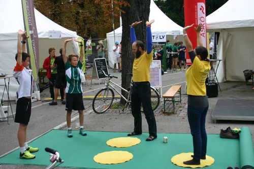 Sportbegeisterte interessieren sich für die Übungen von Falun Dafa
