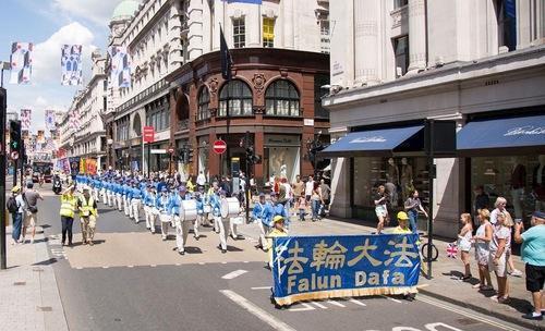 Die Tian Guo Marching Band marschiert durch London.