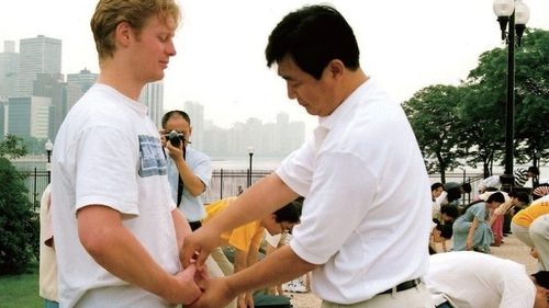 Im Juni 1999 zeigte Meister Li Hongzhi (r.) die Übungen von Falun Gong in Chicago, USA. ©Minghui Net