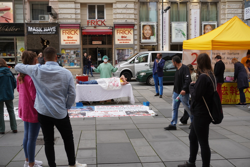Ab 18:00 Uhr fand die Kundgebung mit der Organraubnachstellung am Wiener Graben statt. © FDI Österreich