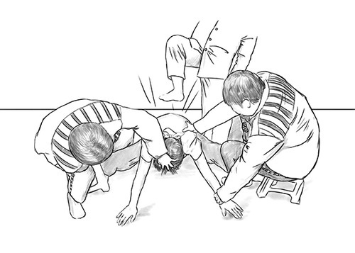 Folter-Zeichnung: Die Beine werden so weit wie möglich gespreizt, während Rücken und Kopf zu Boden gepresst werden. 