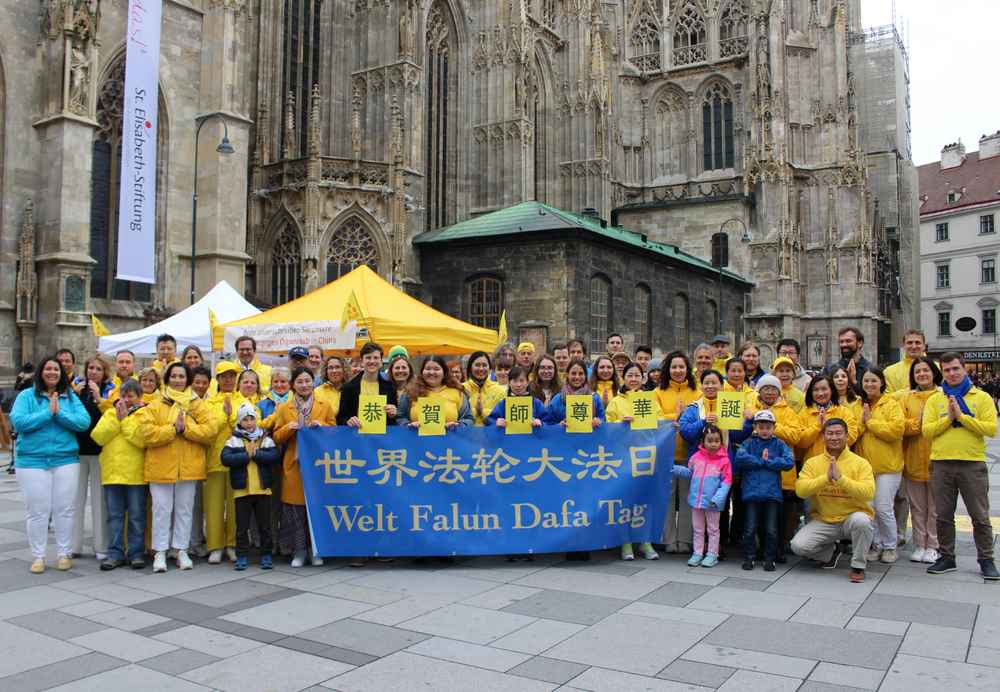 Falun-Dafa-Praktizierende aus Österreich bei den Feierlichkeiten anlässlich des Welt-Falun-Dafa-Tages. Foto: FDI