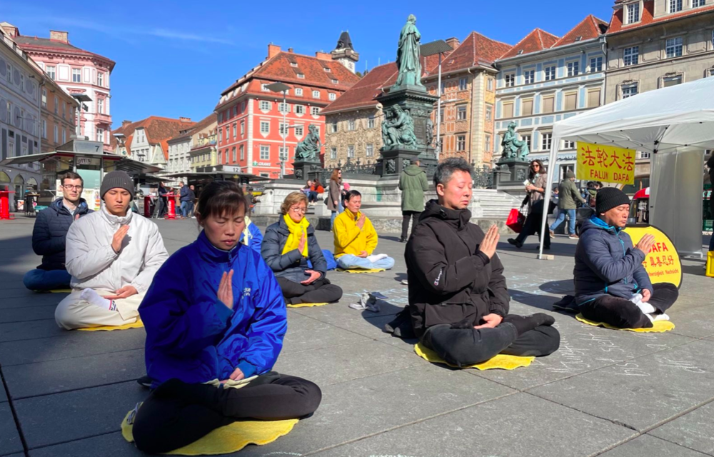 Die Praktizierenden führen die fünf gesundheitsfördernden Übungen von Falun Dafa vor. Foto: FDI Österreich