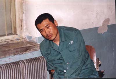 Ein Foto  vom 1. April 2002. Der Raum ist mit Blut besudelt. Liu Chengjun kann sich offensichtlich nicht mehr aufrecht halten.