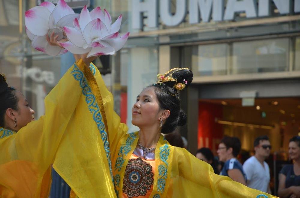 Chinesische Damen in traditioneller Kleidung tanzen © FDI