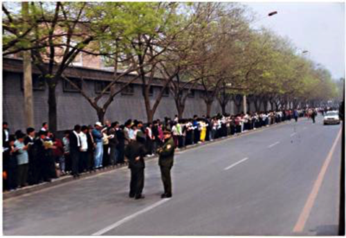 Falun-Dafa-Praktizierende warten friedlich am 25. April 1999 in Peking an von den Sicherheitskräften zugewiesenen Stellen
